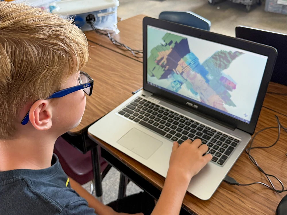 Students using cutting-edge equipment during a BrainStorm class.